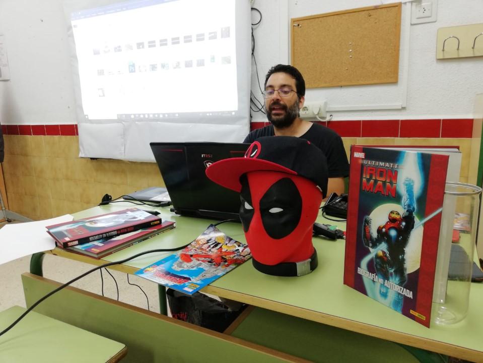 Salva Espín dibujante de Marvel da una charla en la colonia urbana de Alguazas (Murcia)