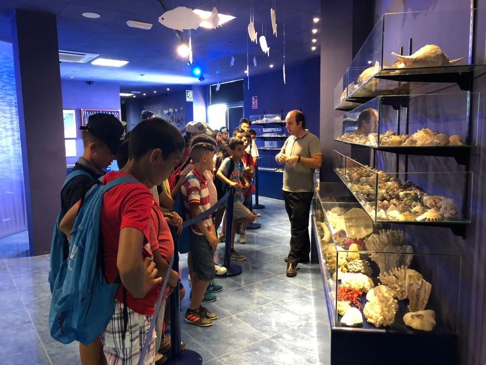 Los menores del programa CaixaProinfancia de la colonia urbana de Lorca (Murcia) visitan el municipio de Águilas