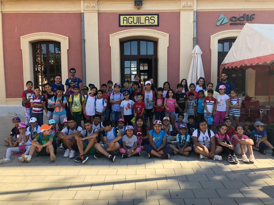 Los menores del programa CaixaProinfancia de la colonia urbana de Lorca (Murcia) visitan el municipio de Águilas
