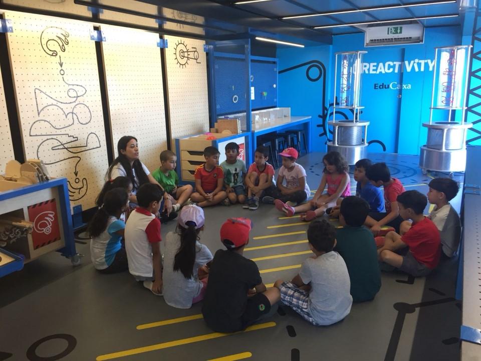 Los menores del programa CaixaProinfancia de la colonia urbana de Lorca (Murcia) visitan el municipio de Águilas