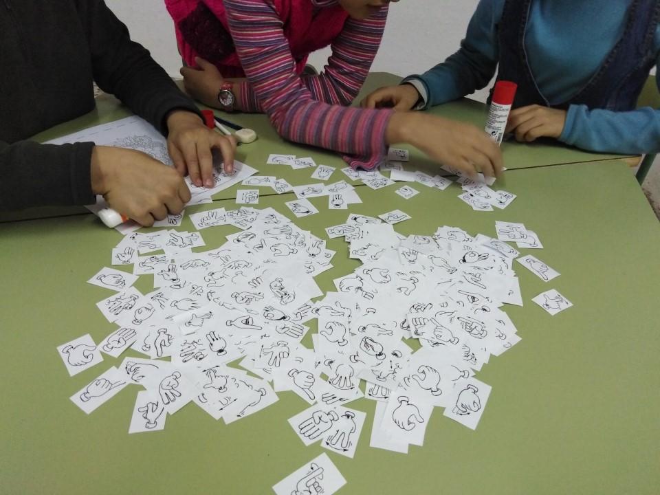 Continuamos la lengua de signos con los niños y niñas del programa CaixaProinfancia en Molina de Segura (Murcia)