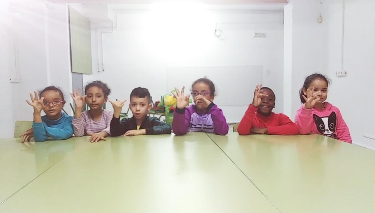 Continuamos la lengua de signos con los niños y niñas del programa CaixaProinfancia en Molina de Segura (Murcia)