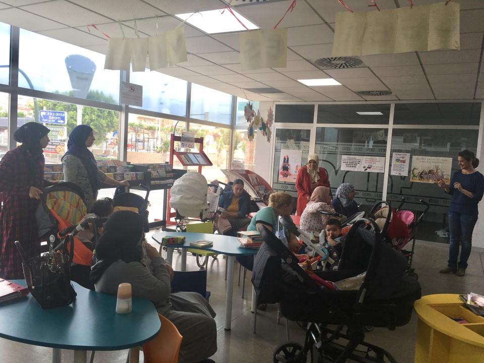 CaixaProinfancia Espacios familiares visitan la biblioteca
