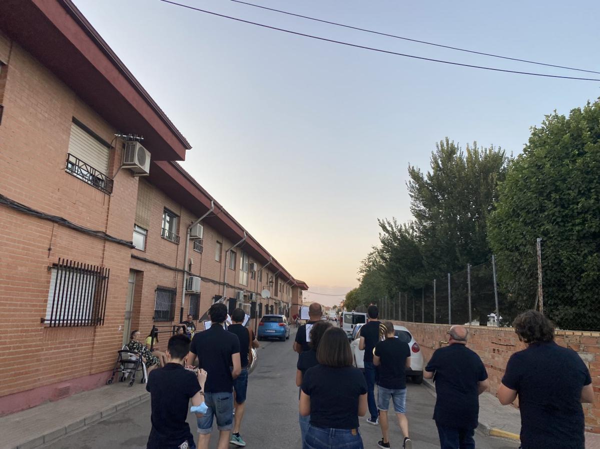 Integrantes de la Banda de Música de Bolaños tocando por las calles del barrio para el deleite de los vecinos y vecinas