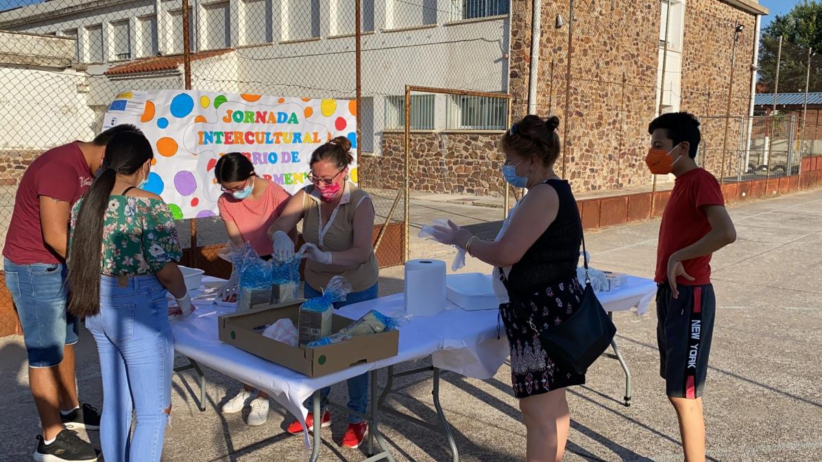Miembros de la Asociación Lazos Culturales preparando la merienda para la jornada.