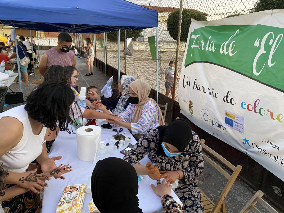 Mujeres de origen marroquí, vecinas del barrio, en el taller de tatuajes de henna.