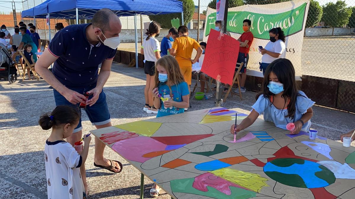 Voluntario de la Fundación Cepaim dinamizando el taller del mural comunitario
