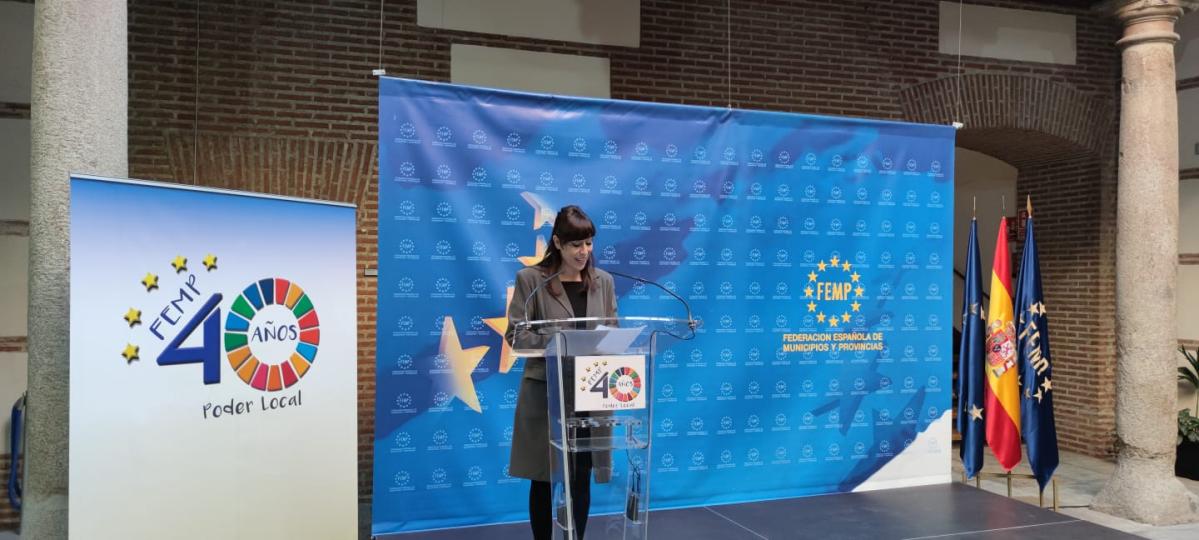 Presentación eIRIS 15 Presentadora