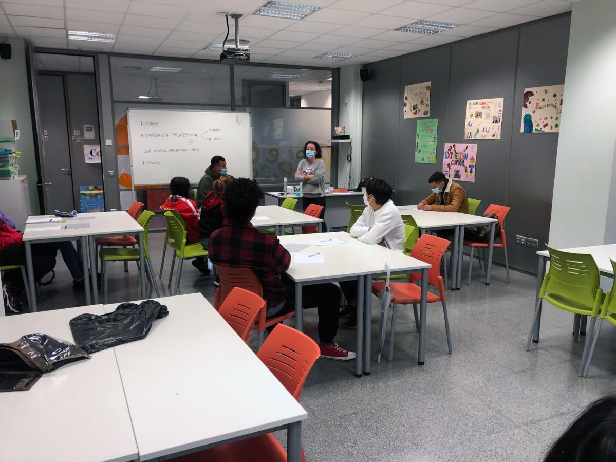 Valencia dinamización IRPF 2021 Trabajo en el aula con la formadora especializada