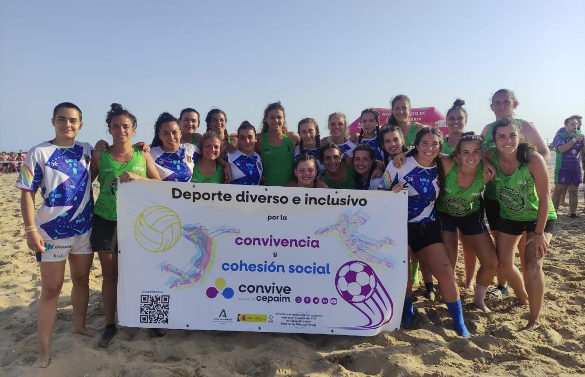 Las Cocosaurias y las Ardillas posan antes de la final femenina
