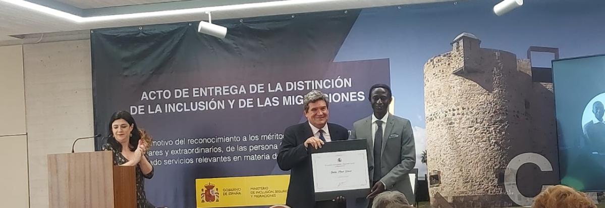 Atabbe Mané recibiendo el reconocimiento de manos del Ministro Escrivá