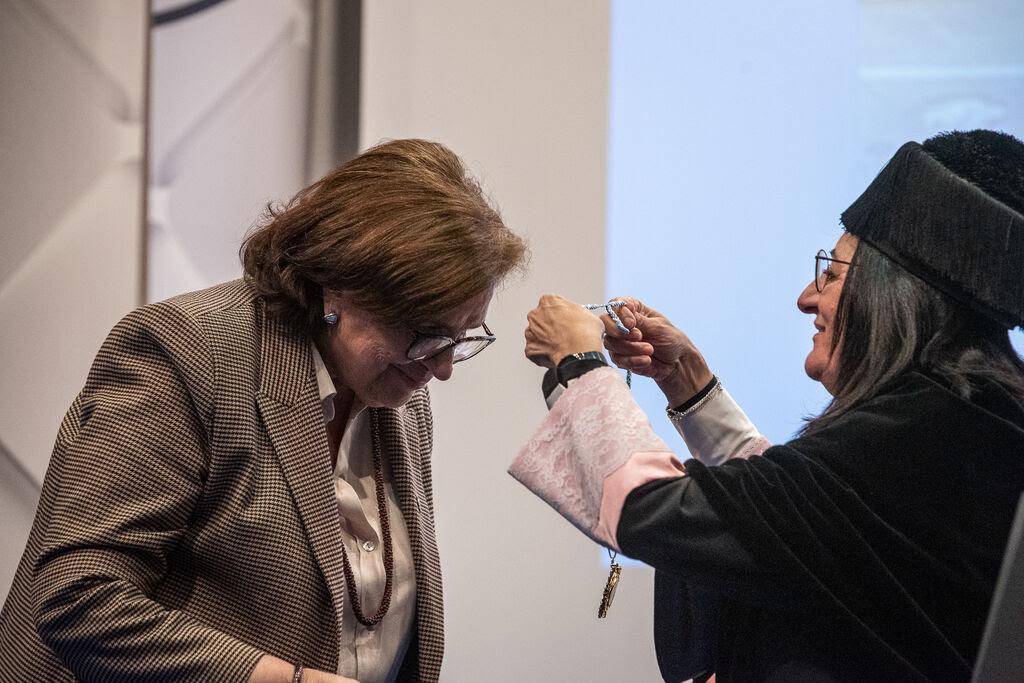 sali guntin recibe medalla