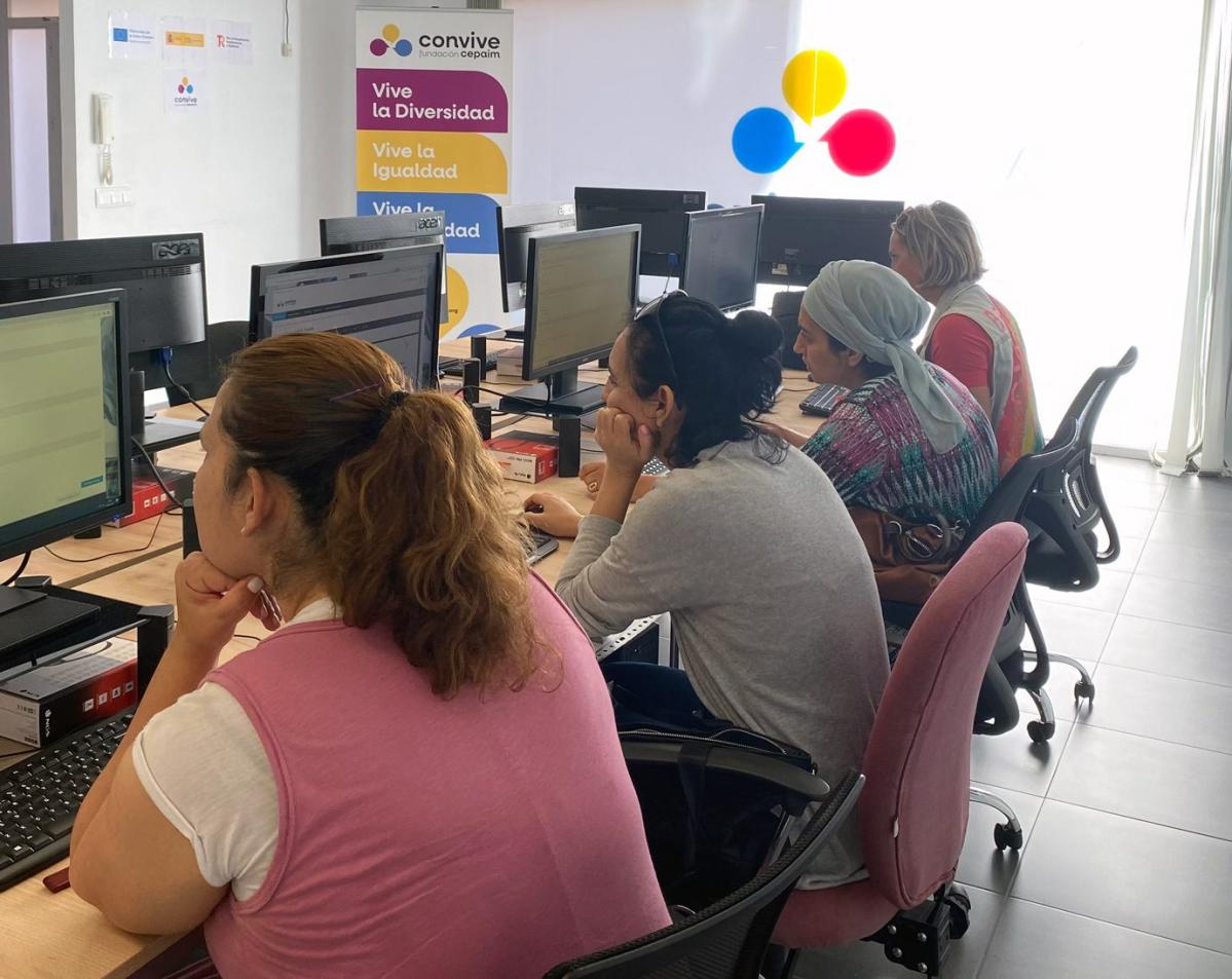 web Mujeres formándose en competencias digitales en el programa + Que Emple a